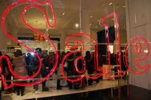 SALDI – 98% acquisti di abbigliamento, poi scarpe e intimo