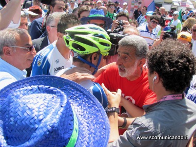 STORIE DEL GIRO – Renato Accorinti  “placca” Vincenzo Nibali alla partenza della tappa di Messina