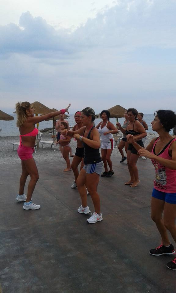 Fitness estivo a Brolo – Tutti pazzi per la Zumba, ne parla Angela che riempie la pedana del Maracaibo