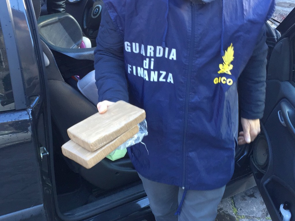 CATANIA – Guardia di Finanza sequestra oltre 1 kg di eroina e 27 grammi di cocaina