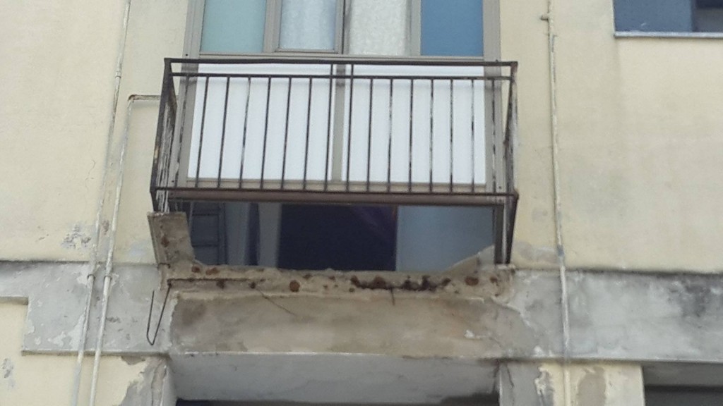 MESSINA – Cade la soletta di un balcone, sfiorata la tragedia