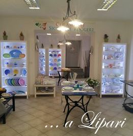 CERAMICHE RUGGERI – Lo showroom a Lipari, in perfetta sintonia con il concetto di design abitativo eoliano