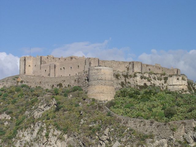 MILAZZO – Mozione di Bagli per la realizzazione di spazi per la vendita di souvenir al Castello