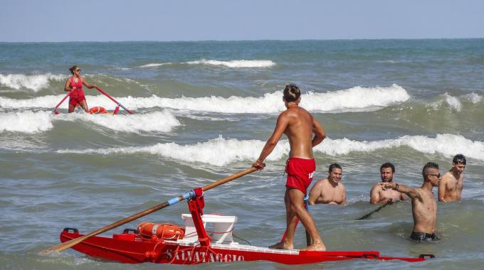 FURCI SICULO – Fratellini salvati da bagnino