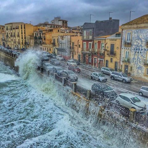 FENOMENI NATURALI? – A Ortigia dopo la mereggiata e la “schiuma” c’è chi se lo chiede