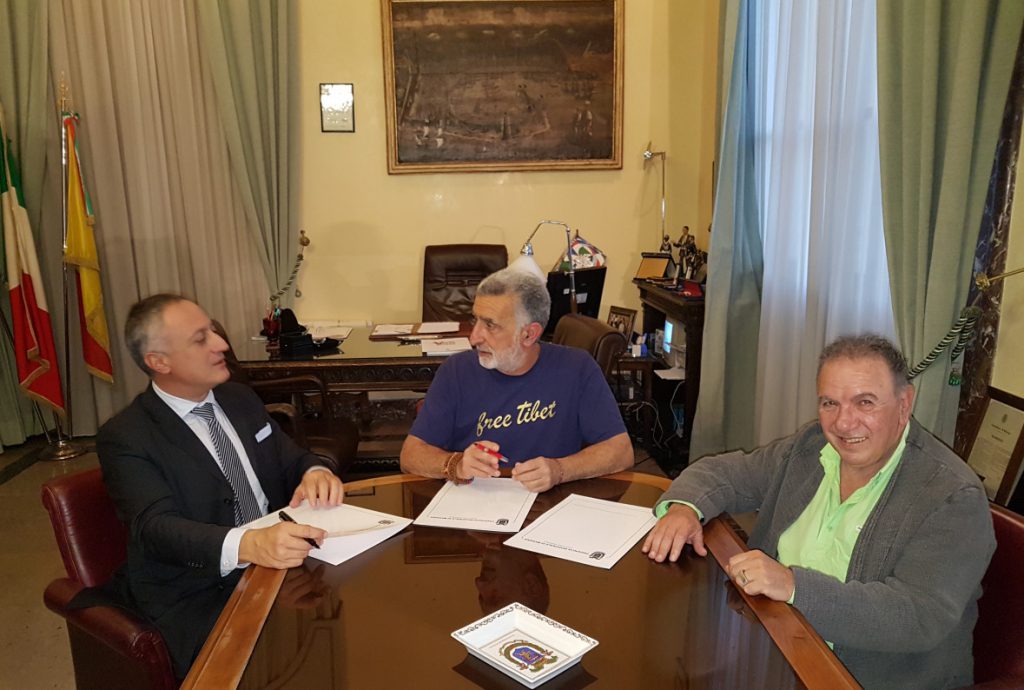 PALAZZO DEI LEONI – Firmato l’atto di concessione in comodato d’uso del “Villaggio Turistico Le Rocce” di Taormina