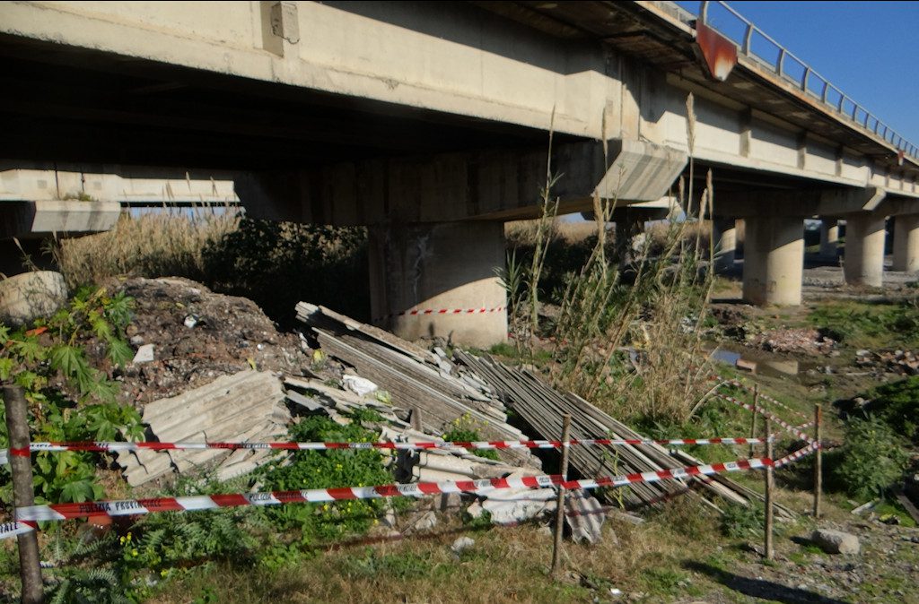 TERME VIGLIATORE – Sequestrate due discariche abusive di eternit sul greto del torrente Mazzarrà