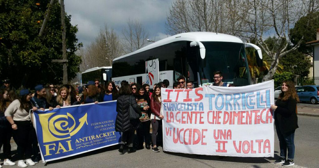 SCUOLE ATTENTE – ITIS “E. Torricelli” ed ITET “G. Tomasi di Lampedusa” presenti a Locri per la Giornata della Memoria