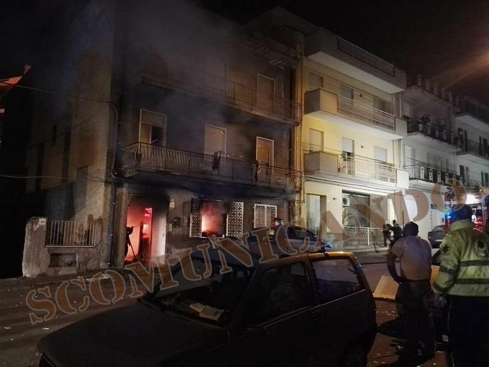 INCENDIO NELLA NOTTE – A Barcellona un’abitazione distrutta dalle fiamme. Un morto