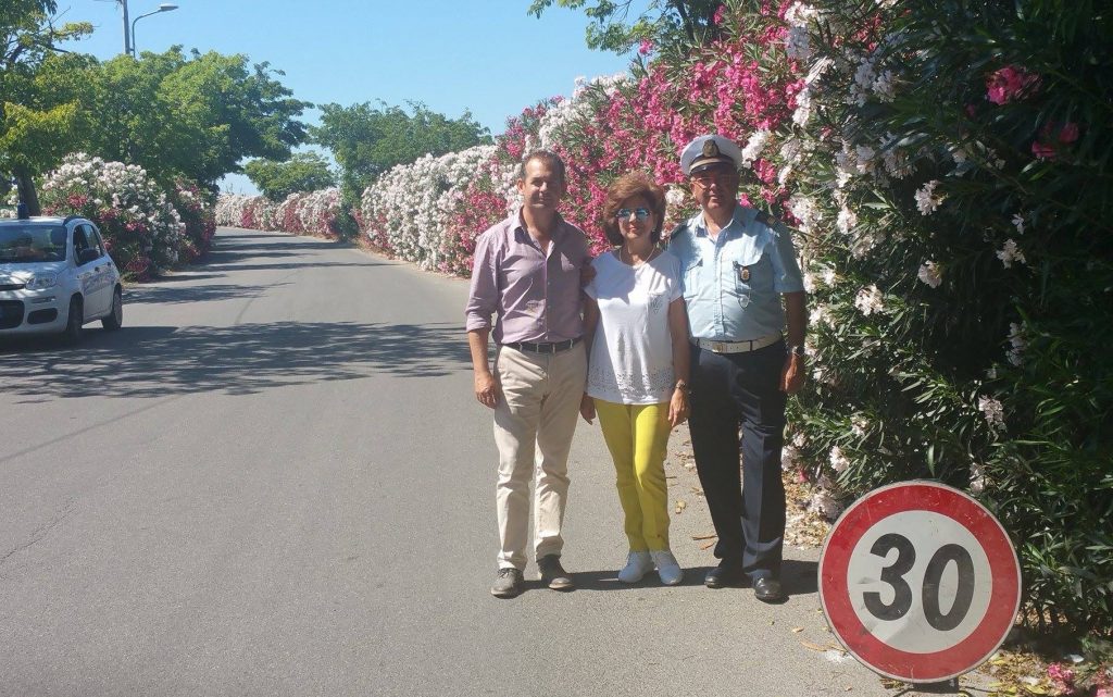 TERME VIGLIATORE – i fiori sono la nostra identità, l’assessore Michele Isgrò blocca il traffico e salva i fiori