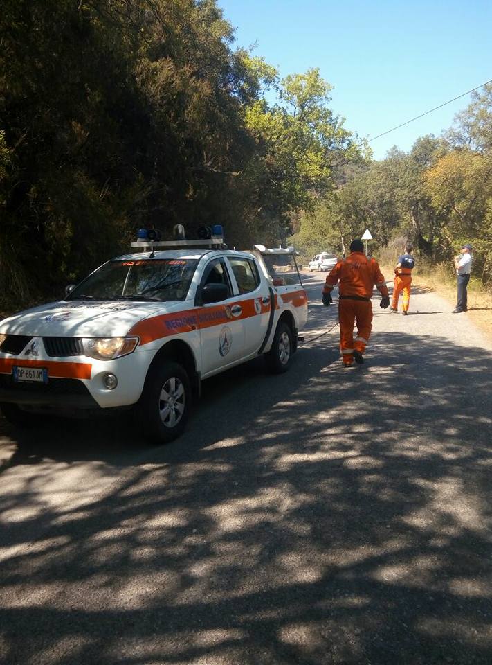 HELP FUOCO – Al primo caldo riecco apparire la “Gentaglia degli Incendi”. Fuoco lungo la vecchia “provinciale” per Ficarra