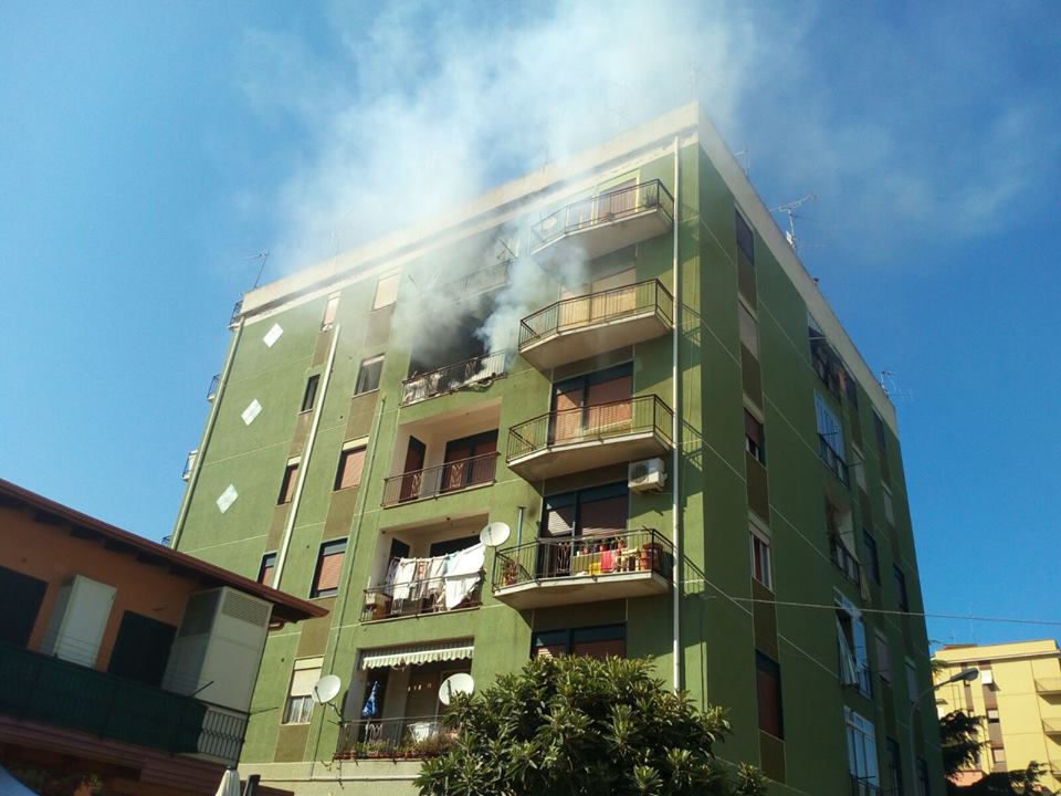 BROLO – In fiamme un appartamento lungo la via Libertà