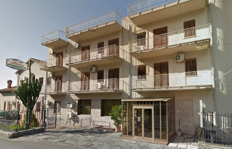 CAPO D’ORLANDO – La Prefettura invia senza preavviso 19 immigrati nell’ex Hotel Amato