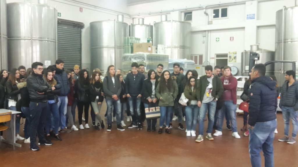 TEMPO DI MOLITURA – Gli studenti dell’I.P.S.A.R. di Brolo incontrano la Coop “Agricola Produttori Olivicoli Messinesi”