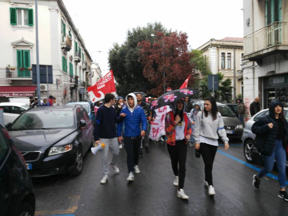 GIORNATA DEGLI STUDENTI – A Messina Udu e Rete degli Studenti Medi animano la protesta in piazza