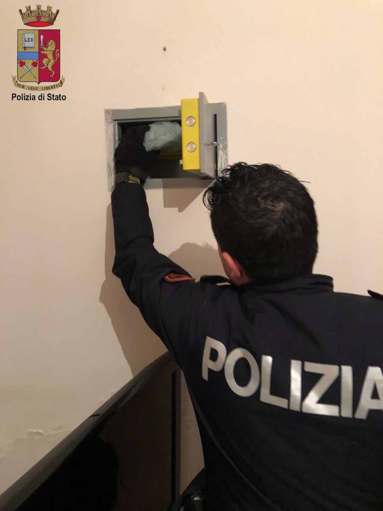 DROGA – Arrestata coppia messinese: custodivano nel loro appartamento più di 1 Kg di marijuana e una pistola illegalmente detenuta