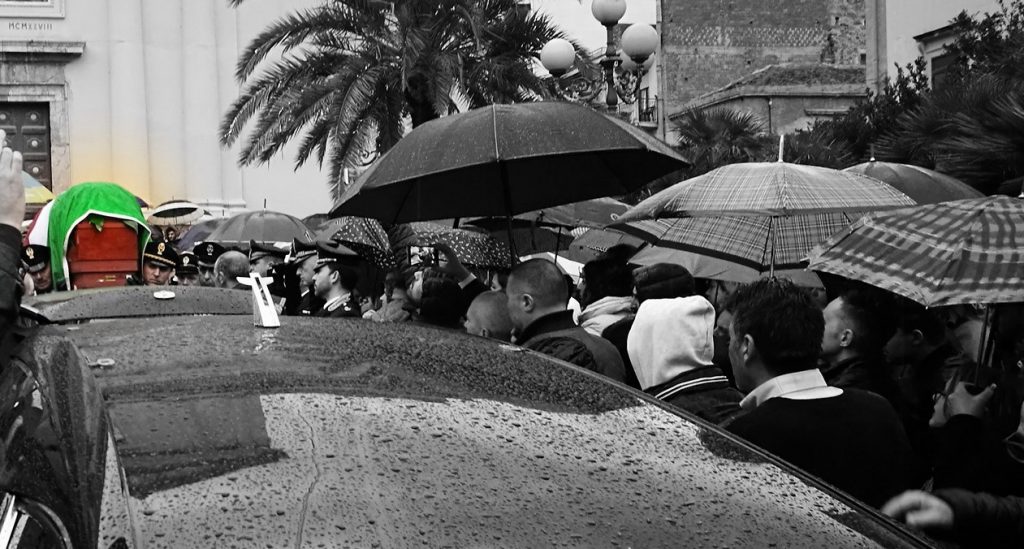 LACRIME E PIOGGIA – Oggi i funerali di Rino Todaro