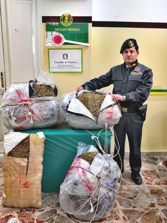 DROGA – Arrestato corriere, sequestrati 57 chili di marijuana