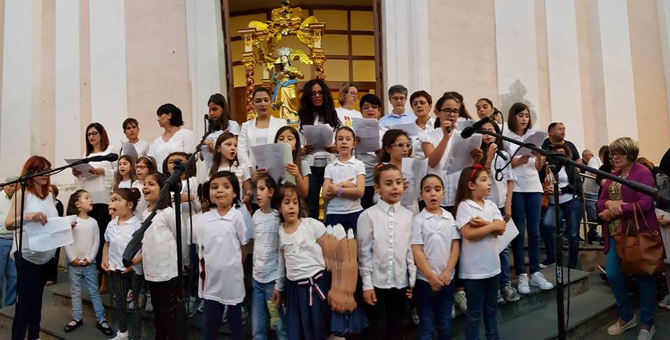 CORI PER L’ANNUNZIATA – Le foto… Il concerto si è svolto sul sagrato della Chiesa Madre di Brolo