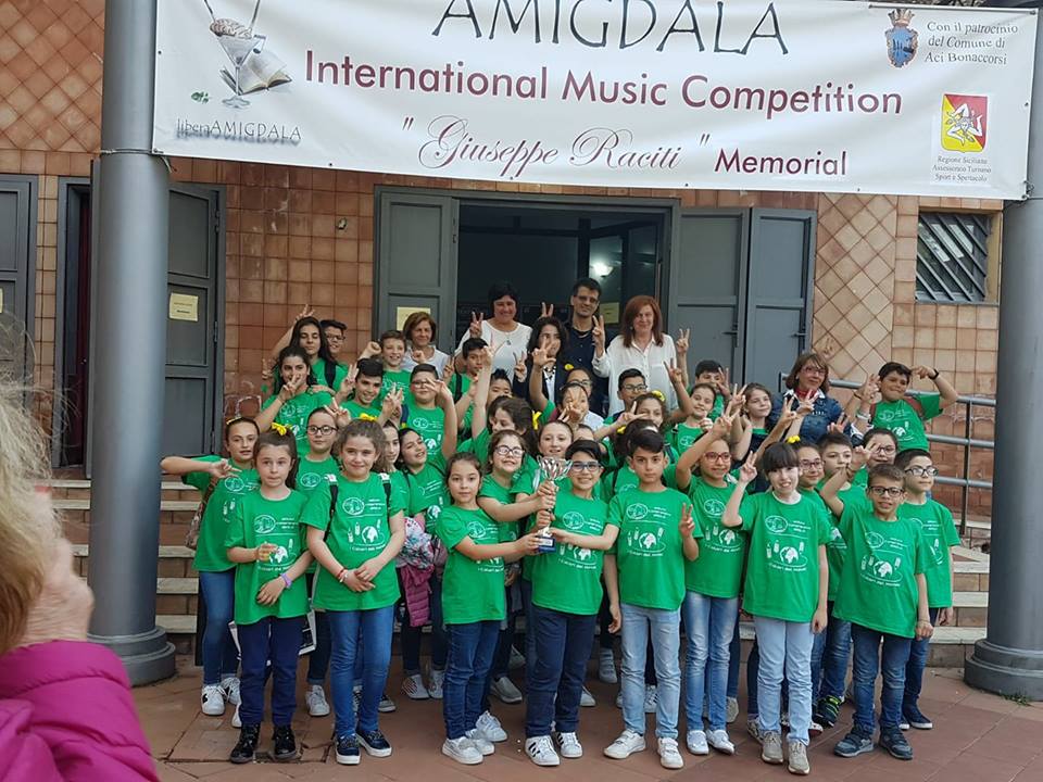 CORI VINCENTI – Agli alunni della scuola primaria di Brolo il primo premio assoluto “Amigdala”