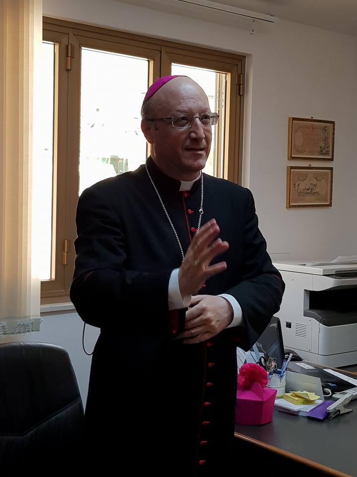 SENZA ALLARMISMO – Monsignor Guglielmo Giombanco, per evitare il contagio nelle chiese della Diocesi evitiamo “lo scambio della pace” …