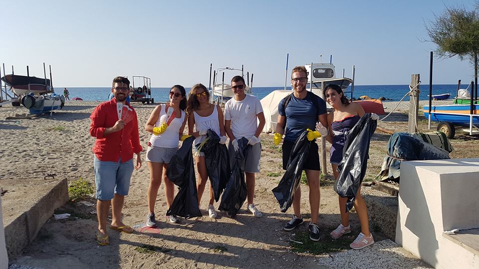 ROTARACT – Il Club messinese pulisce la spiaggia di Rodia