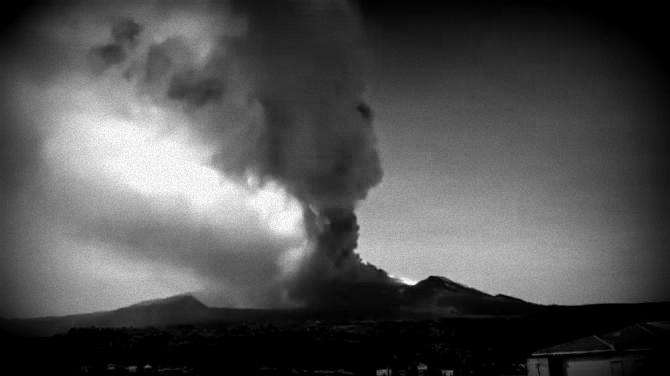ETNA – Nuova eruzione, chiuso l’aeroporto di Catania fino alle 20 di oggi
