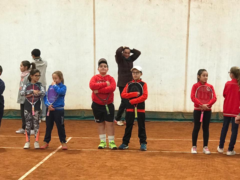 GIOVANE TENNIS – Anche quest’anno gli allievi della Scuola Tennis del Tc Rocca di Caprileone, parteciperanno al Fit Junior Program
