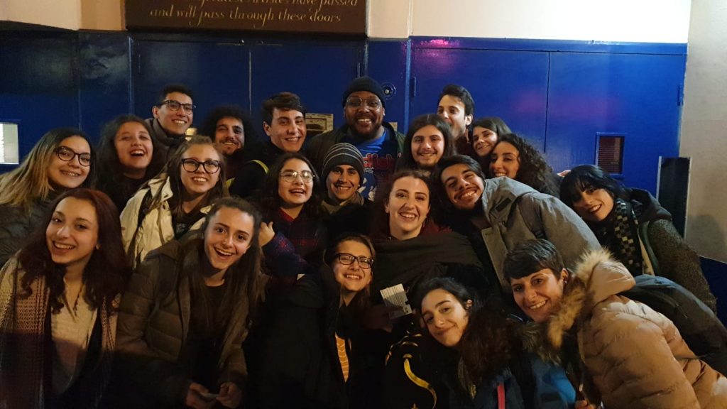 TEATRO – Da Messina a Londra e ritorno: per diletto e per studio a pochi giorni dal loro “Aladdin e il Genio di Agrabah” i Balocchi si sono “preparati” vedendo il musical Disney