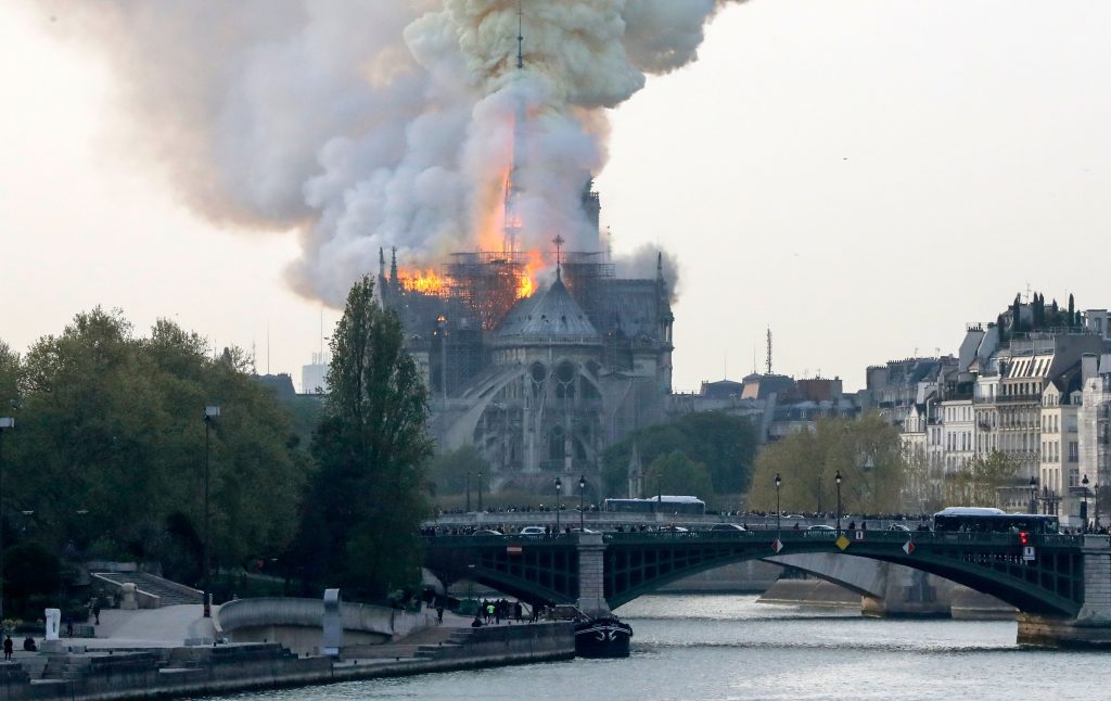 PARIGI – In fiamme Notre-Dame