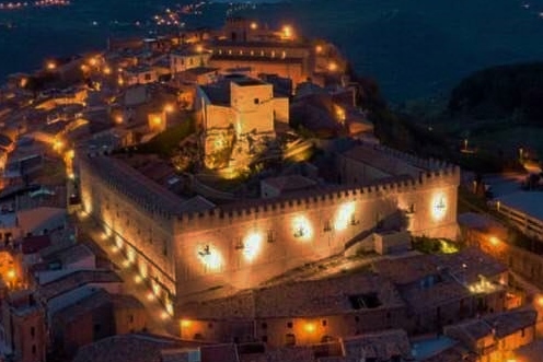 MONTALBANO ELICONA – Sabato 20 luglio “Una Notte al Castello” con i Batarnù e visita all’Argimusco