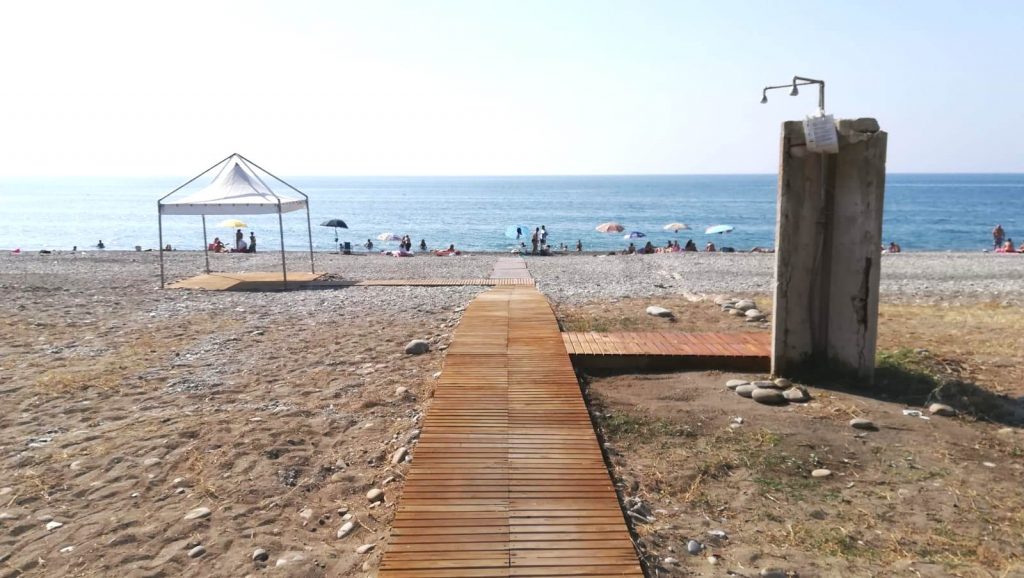 SANT’AGATA MILITELLO – Una “Spiaggia per tutti”. A Giancola riattivata l’area  per persone con difficoltà di movimento
