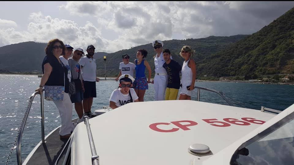 MARINAI PER UN GIORNO – A Brolo i ragazzi della “Rosa Blu” con la Guardia Costiera a pattugliare la costa