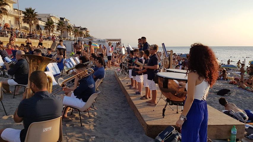 APPUNTAMENTI IN MUSICA – A Capo d’Orlando “La Banda on the Beach”. Le foto