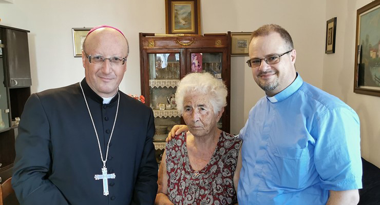 GUGLIELMO & CONCETTINA – L’abbraccio del vescovo alla novantenne oggetto delle violente attenzioni dei ladri in casa
