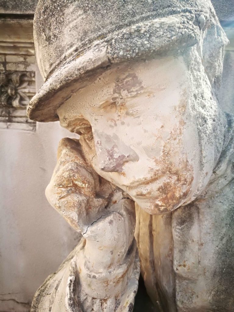 PASSATA LA FESTA … – E’ ora di recuperare il Monumento ai Caduti