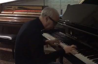 CONCERTI IN STREAMING – Giovanni Renzo e il suo pianoforte: “Suonare per voi ci fa sentire meno isolati”
