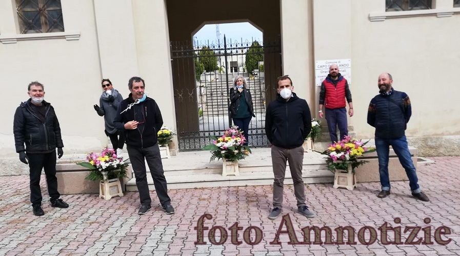 INIZIATIVE – I fiori omaggiati dai fiorai orlandini davanti al cimitero