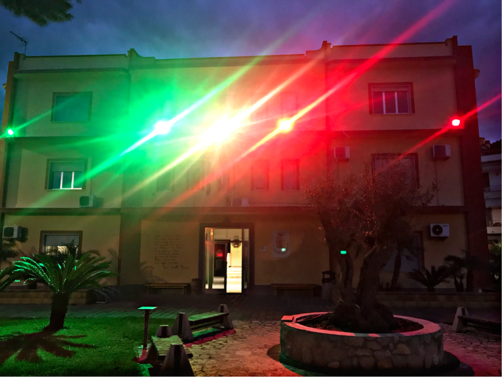 OLIVERI – I colori della bandiera italiana illuminano la cittadina