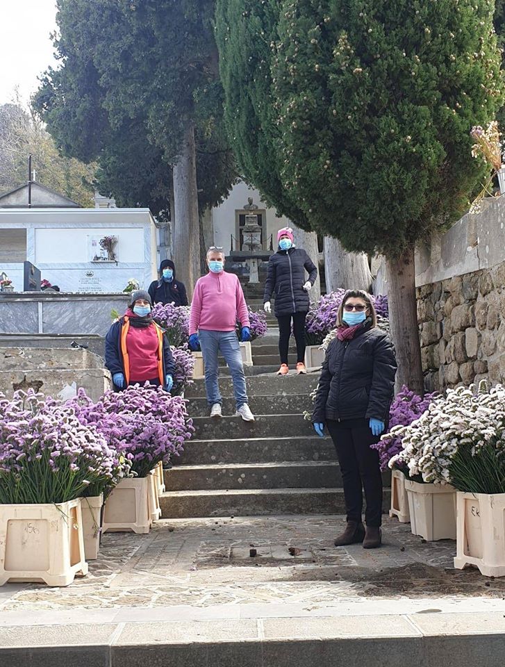 IL BEL GESTO DI TINDARO – A Ficarra, per la “Domenica delle Palme”, i fiori sulle tombe