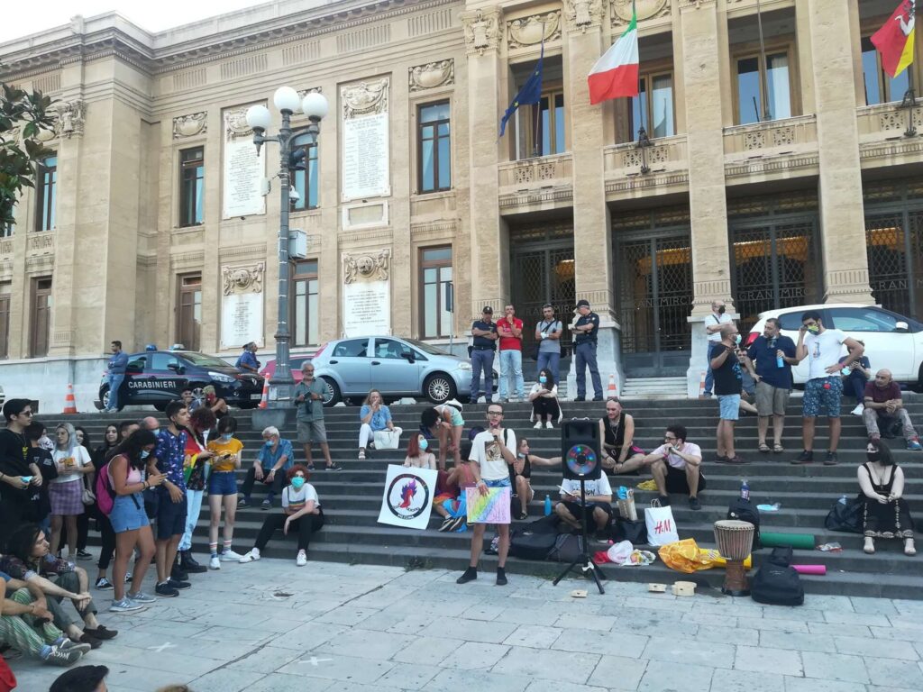 VERSO LA LEGGE CONTRO L’OMOTRANSFOBIA – A Messina Liberazione Queer+ accende la piazza mentre Arcigay alza i toni e rilancia