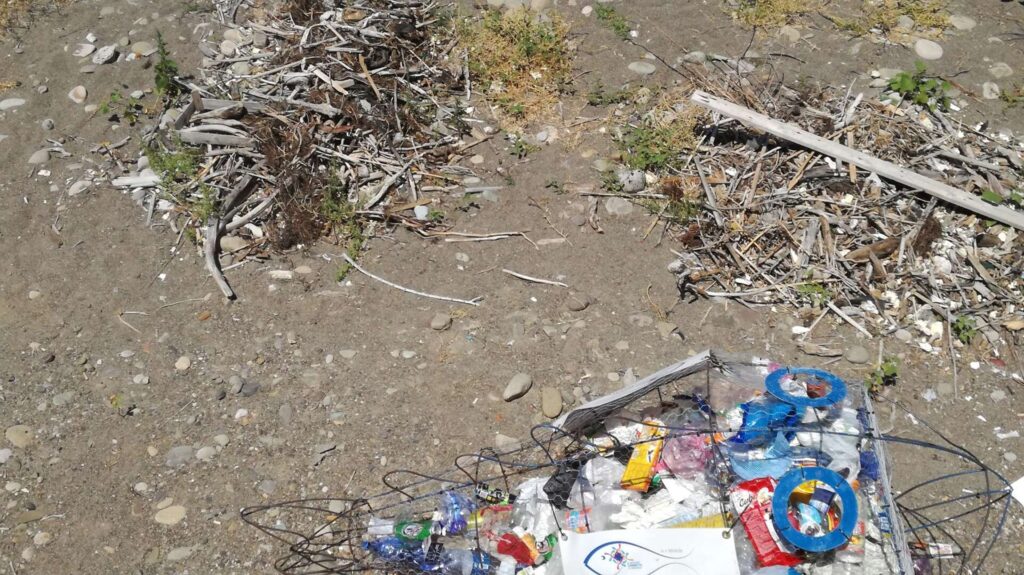 SANT’AGATA MILITELLO – Spiaggia sporca ed in stato di abbandono. La denuncia di Officina Democratica