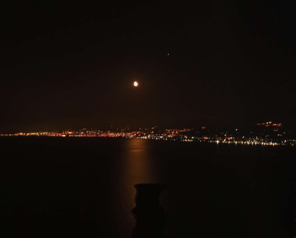 FOTO – La “luna rossa” d’agosto sul golfo di Tindari…