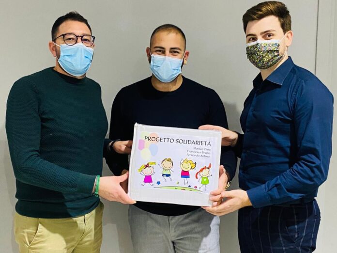 BEI GESTI – Tre giovani imprenditori donano mascherine ai ragazzi del “Comprensivo” brolese e della scuola di Piraino