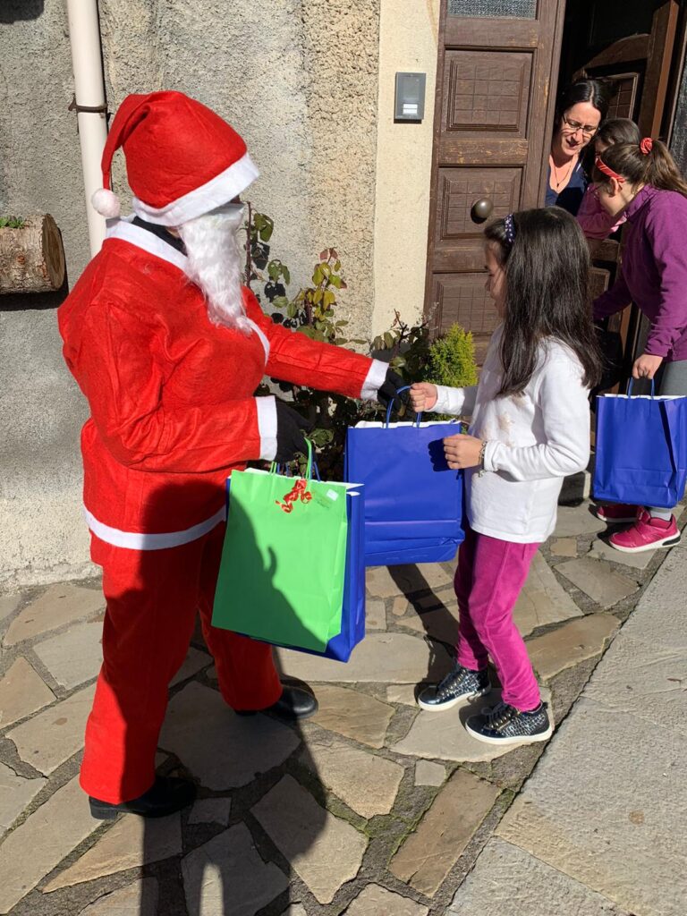 FLORESTA – Sotto l’albero di Natale doni a tutti i bambini del paese
