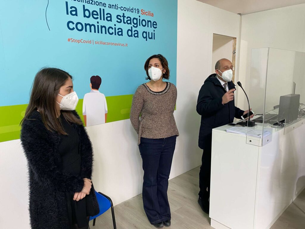 VACCINI – Hub di Messina osserva un minuto di silenzio per le vittime del covid