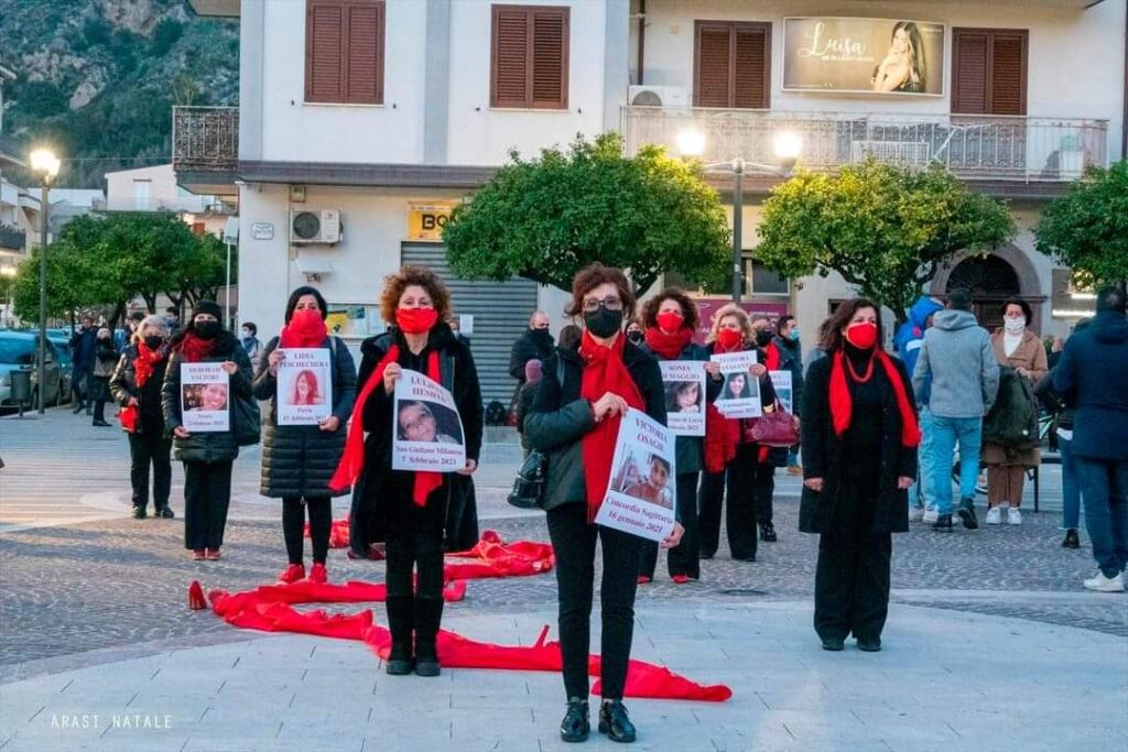 “MAI PIU’ SOLE” – Le immagini del flash mob sul dramma del femminicidio