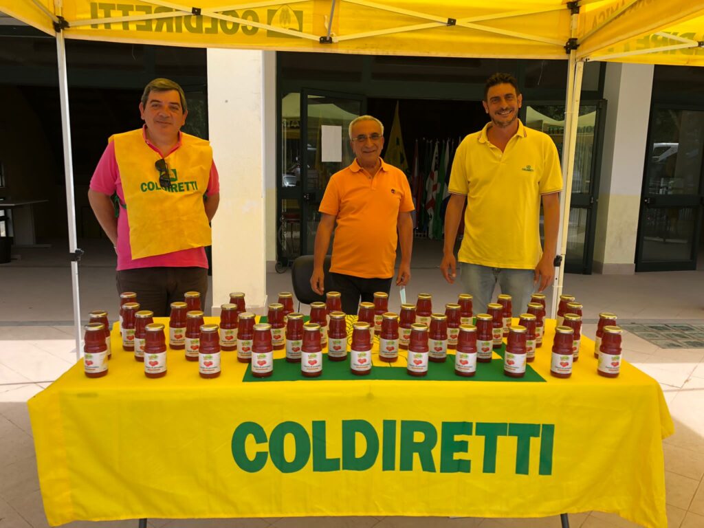 VACCINI – A Tortorici Coldiretti dona una passata di pomodoro “Siccagno”