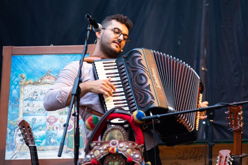 SICILY FOLK FEST – A Piraino i frammenti di storia di Sicilia di Giampiero Amato e About Folk