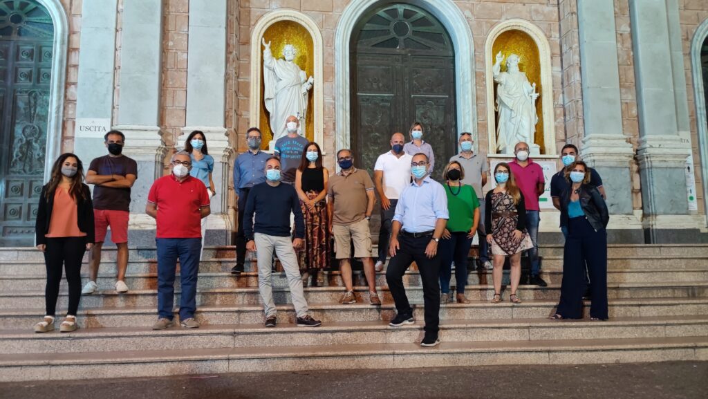 OMAGGI, SIMBOLI & TERRITORIO – Una foto di “gruppo” sulla scalinata del Santuario del Tindari. Quella del gruppo del candidato sindaco Cangemi